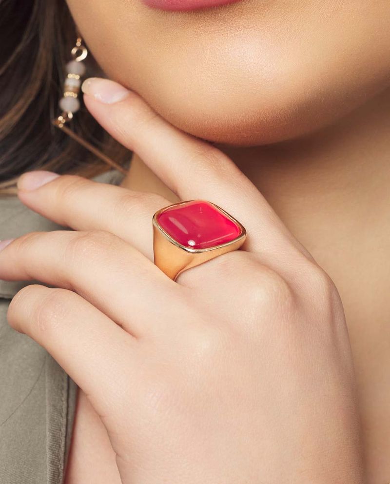 Piedra roja en online anillo